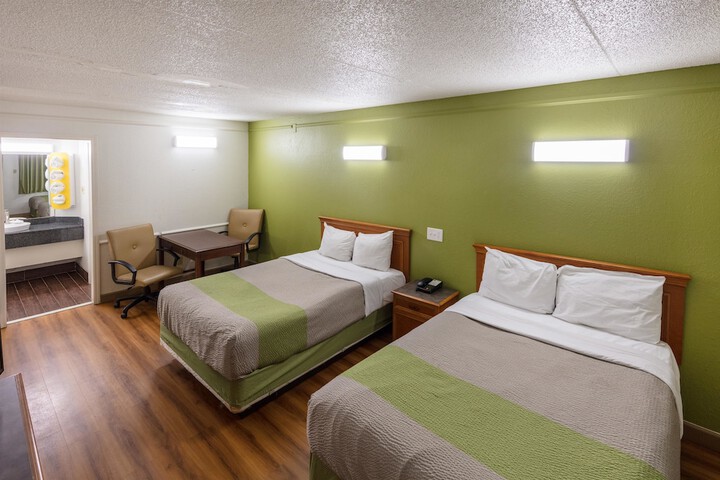 2 Double Beds (7 of 9)