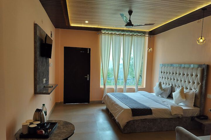 Room 11 of 25