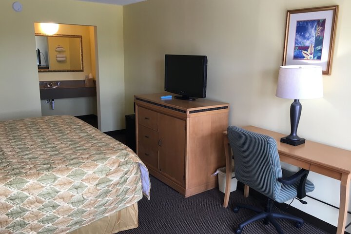 Standard Single Room 1 King Bed Refrigerator, Microwave (1 of 5)