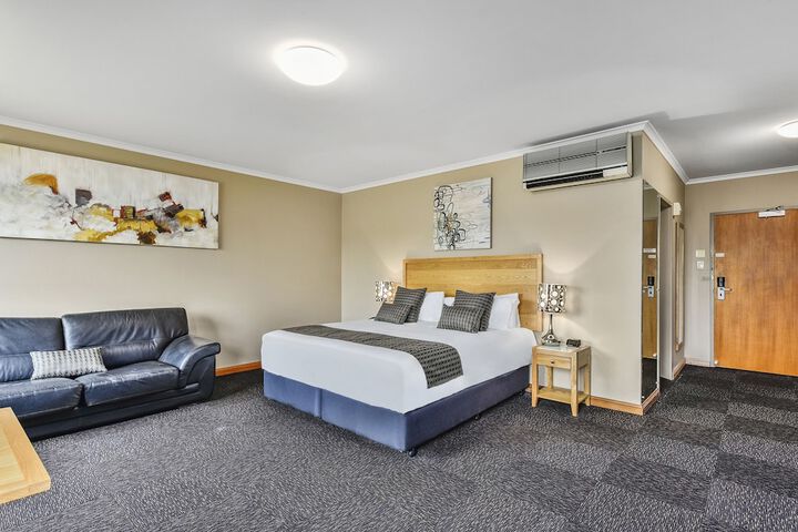 Room 11 of 33