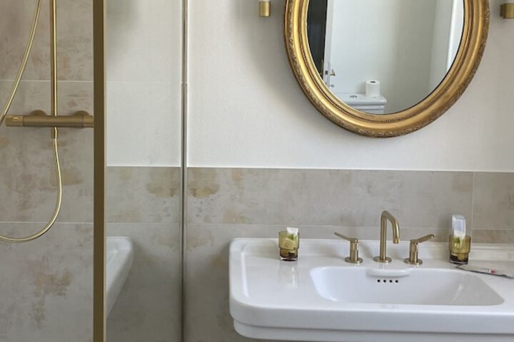 Room 32 of 46
