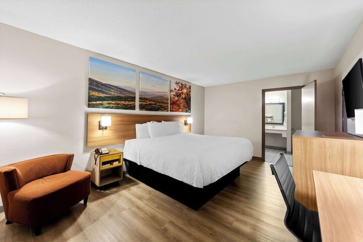 1 King Bed (13 of 18)