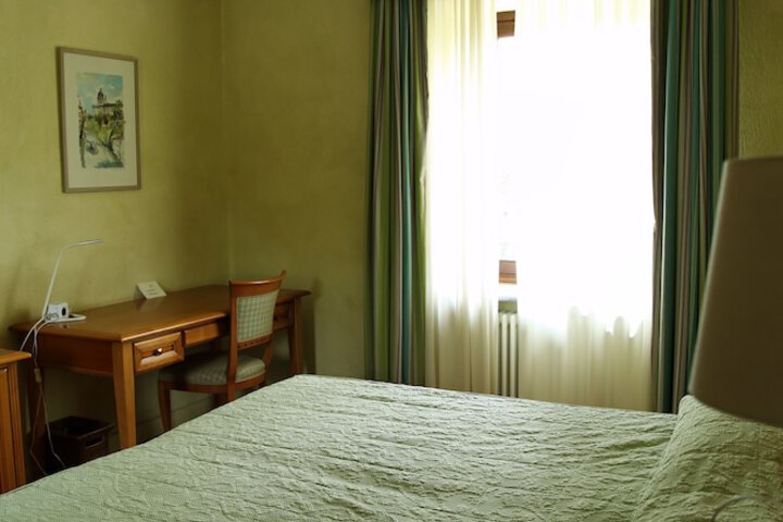 Room 11 of 27