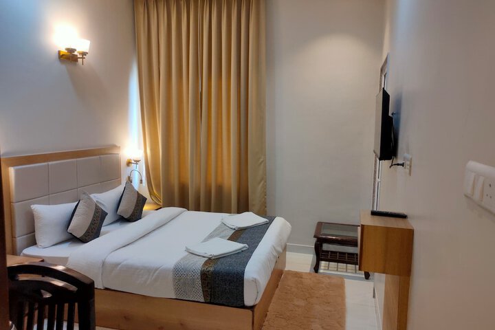 Room 6 of 12