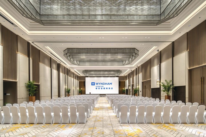 Ballroom/Hall 81 of 92