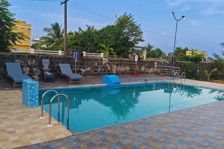 Pool 108 of 195