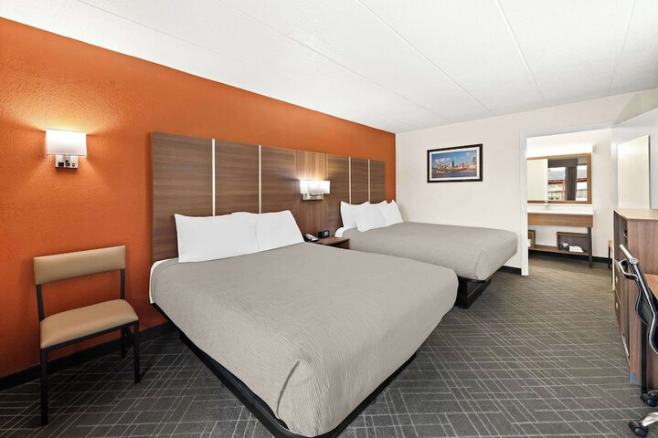 2 Queen Beds (5 of 8)