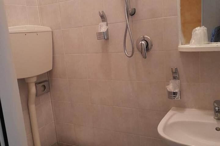 Room 32 of 49