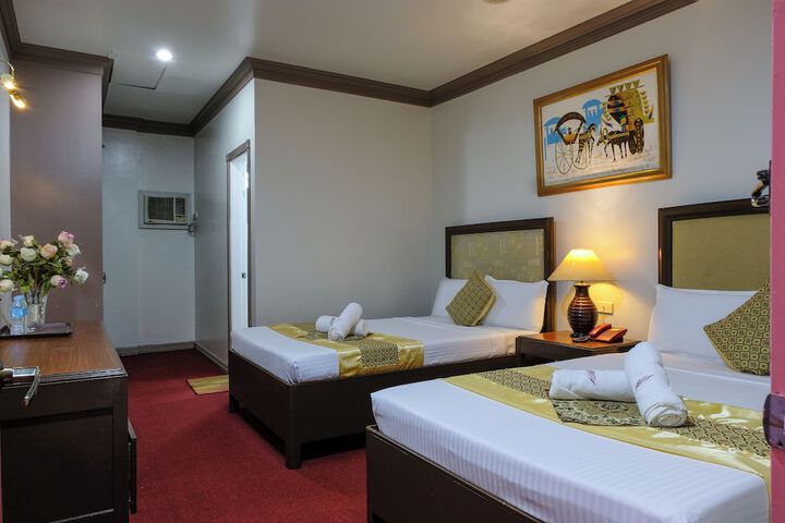 Room 4 of 8