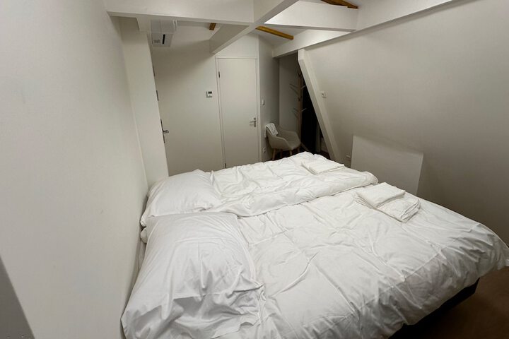 Room 9 of 32