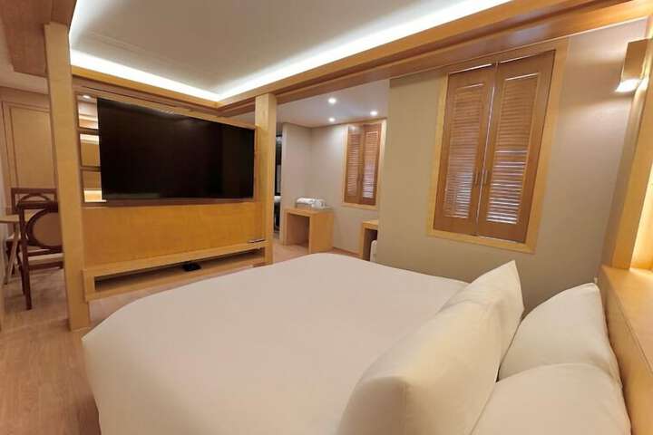 Room 18 of 38