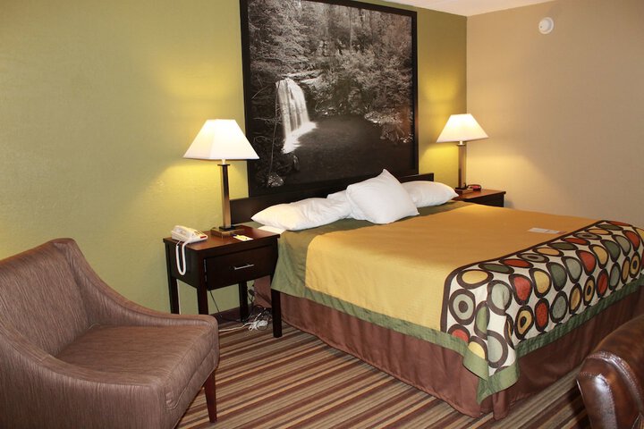 1 King Bed (4 of 9)