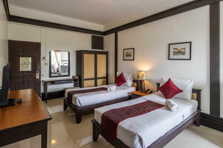 Room 10 of 80