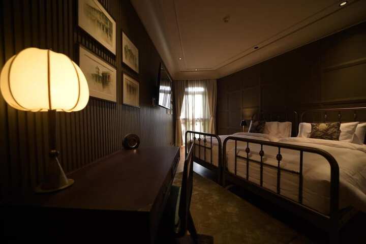 Room 6 of 30