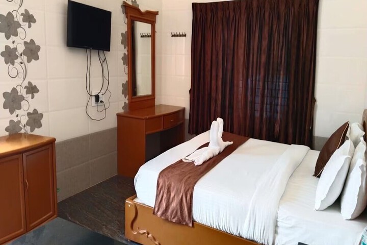 Room 4 of 8