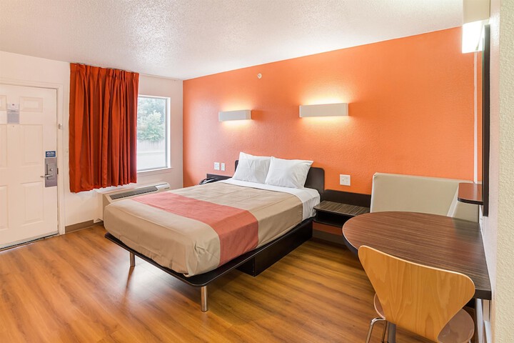 1 Queen Bed (9 of 11)