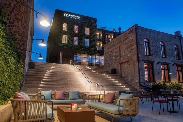 Hotel Exterior 267 of 280