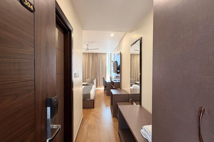 Room 32 of 65