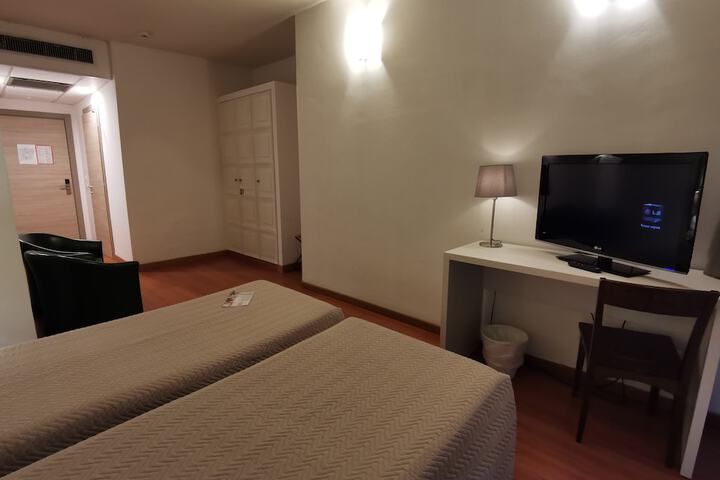 Room 17 of 76