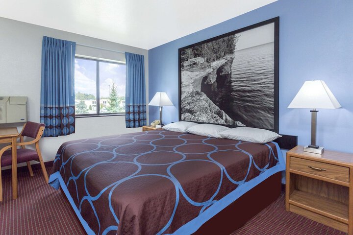 1 King Bed (3 of 5)