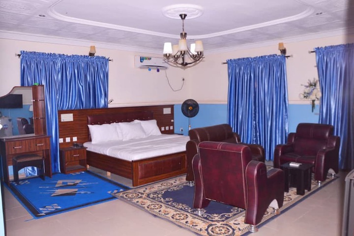 Room 11 of 18