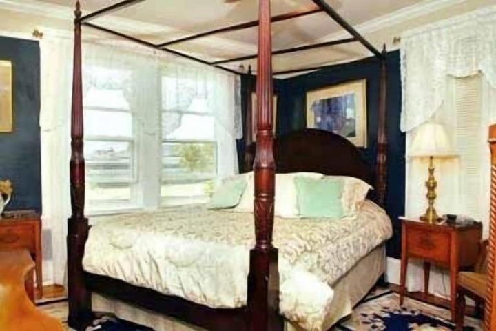 Room 4 of 10
