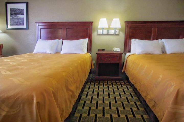 2 Queen Beds (12 of 13)
