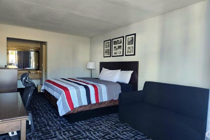 1 King Bed (2 of 5)
