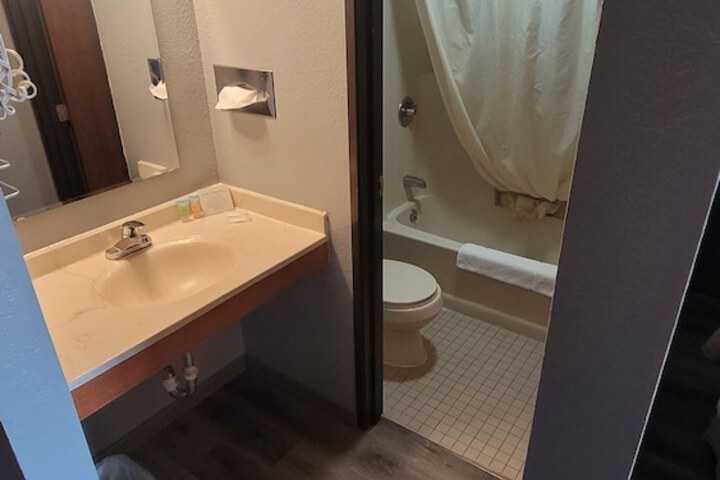 Room 12 of 33