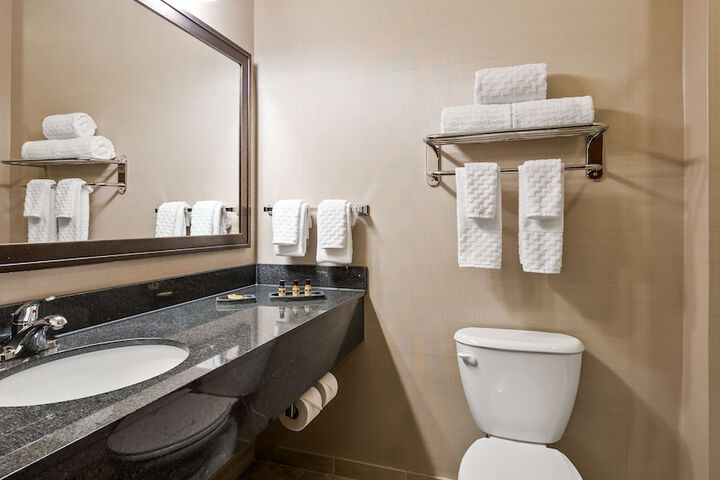 1 King Bed Microwave and Refrigerator WiFi Full Breakfast (5 of 18)