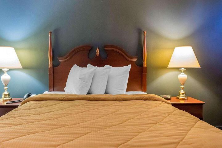1 Queen Bed (4 of 16)