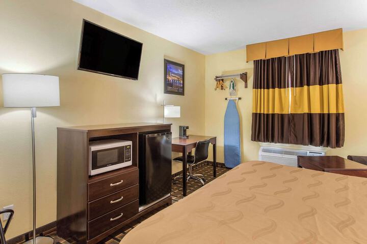 1 King Bed (6 of 16)