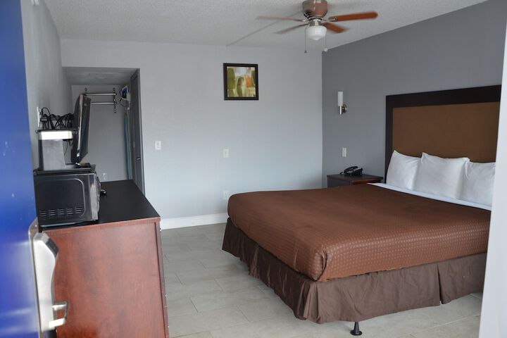 1 King Bed (7 of 11)