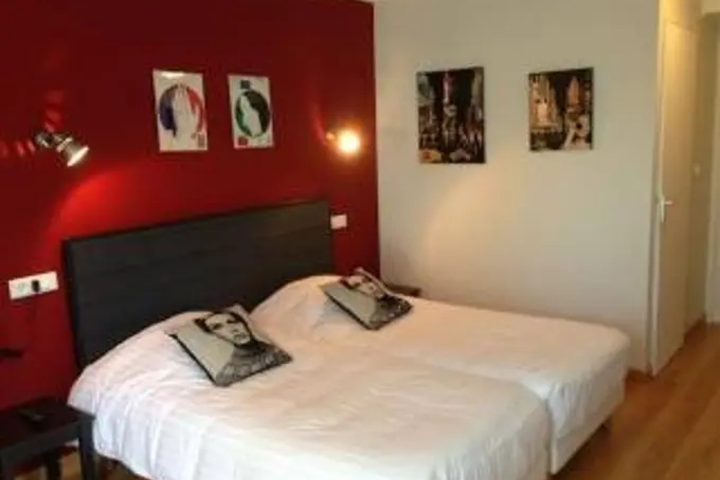 Room 2 of 10