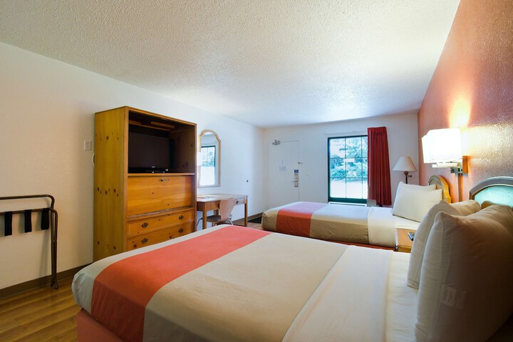 2 Double Beds (10 of 12)