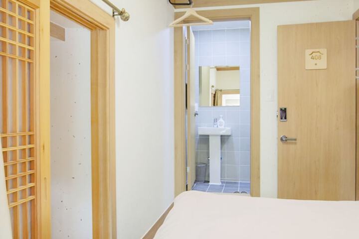 Room 13 of 90
