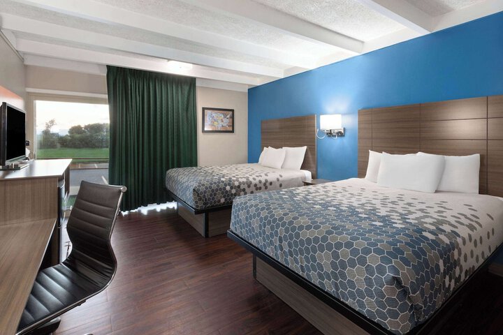 1 Queen Bed (3 of 14)