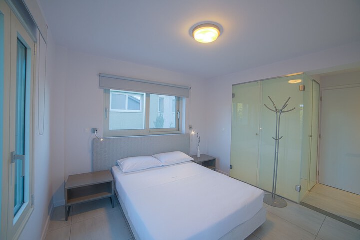 Room 9 of 80