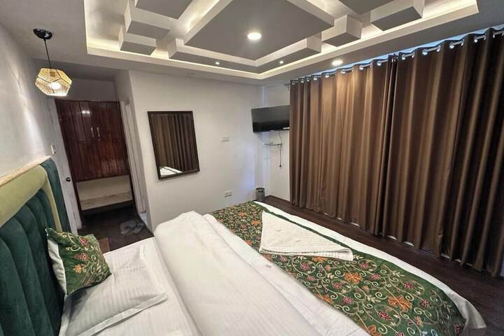 Room 6 of 13