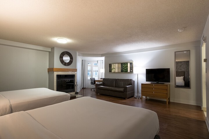 Standard Queen Bed Atrium View Sofa (9 of 12)