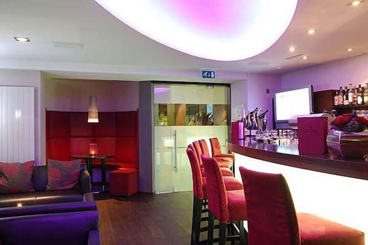 Lounge 23 of 47