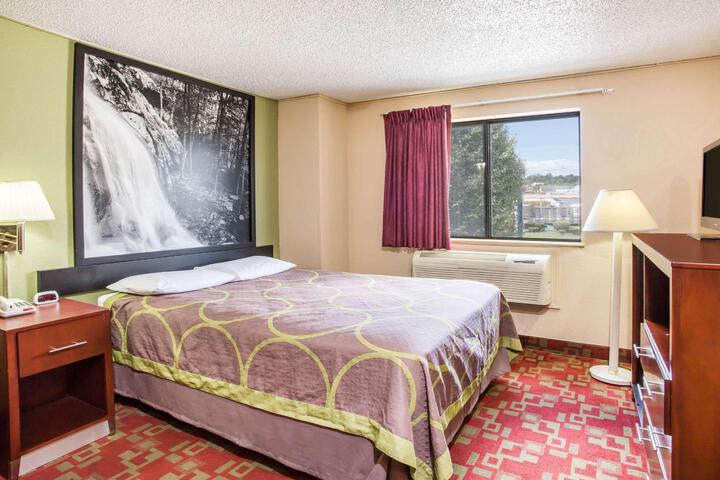 1 Queen Bed (10 of 10)