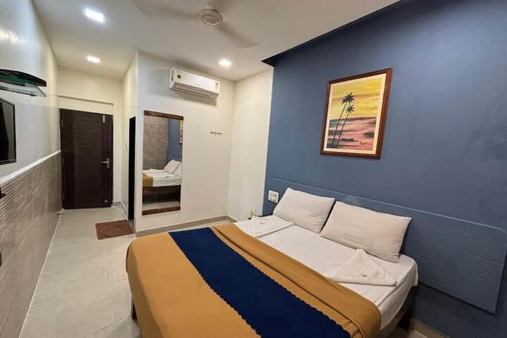 Room 2 of 10