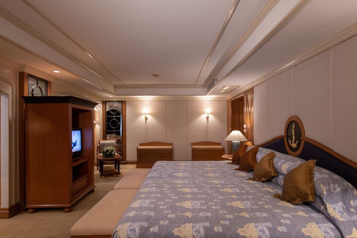 Room 42 of 176