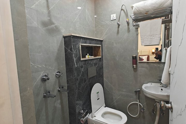 Room 32 of 70