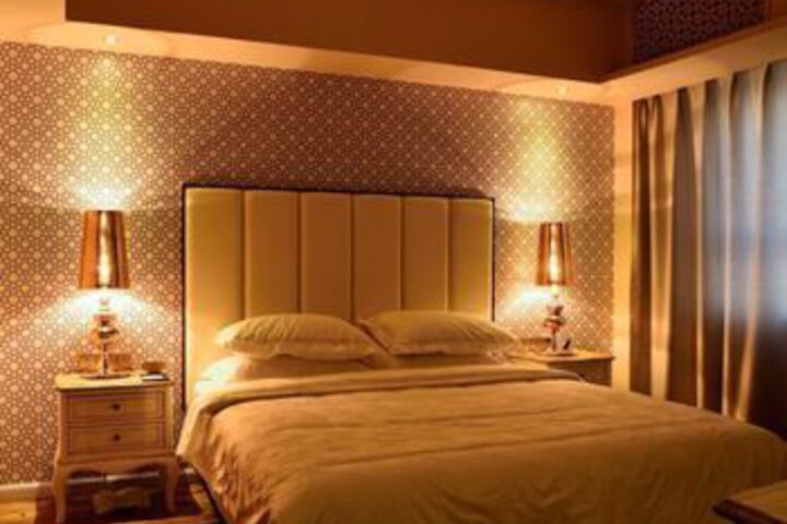 Room 5 of 12
