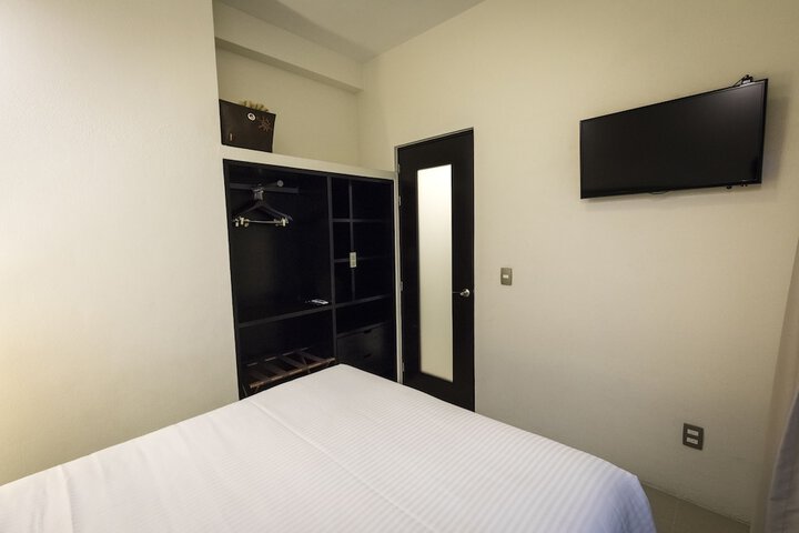 Room 9 of 82