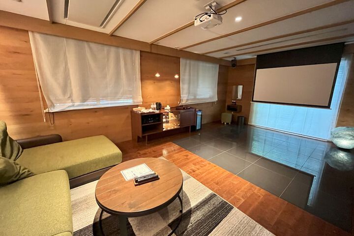Room 21 of 83