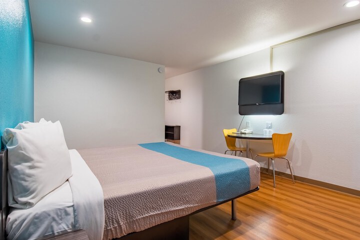 1 King Bed Refrigerator (2 of 14)