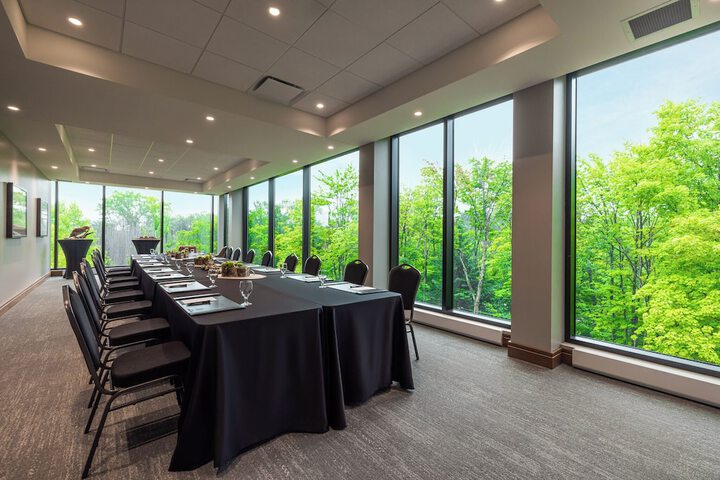 Business Center 60 of 64